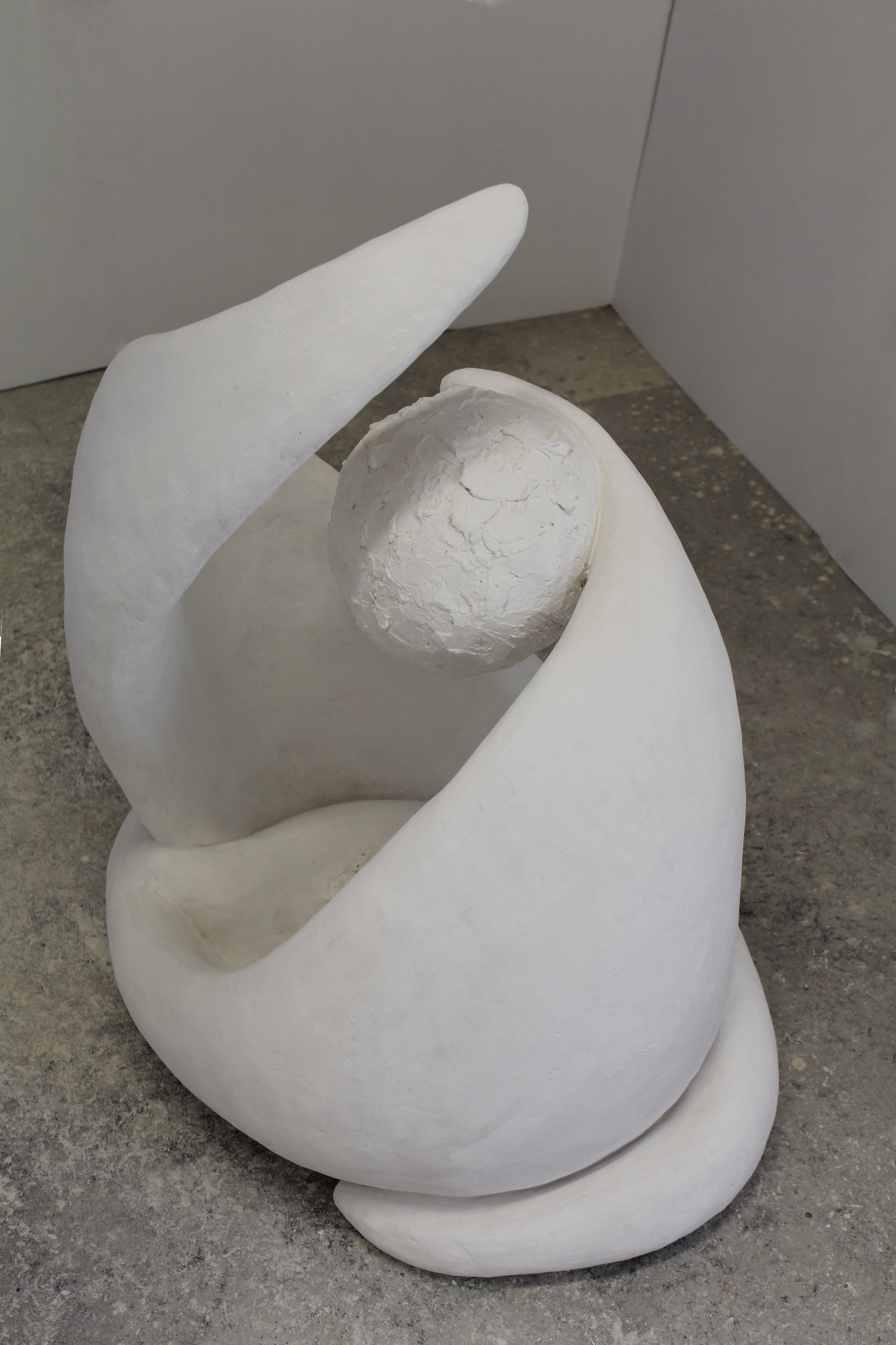 Heidrun Wettengl, Innig, Gips auf Hasendraht, 87x82x57 cm, 2014