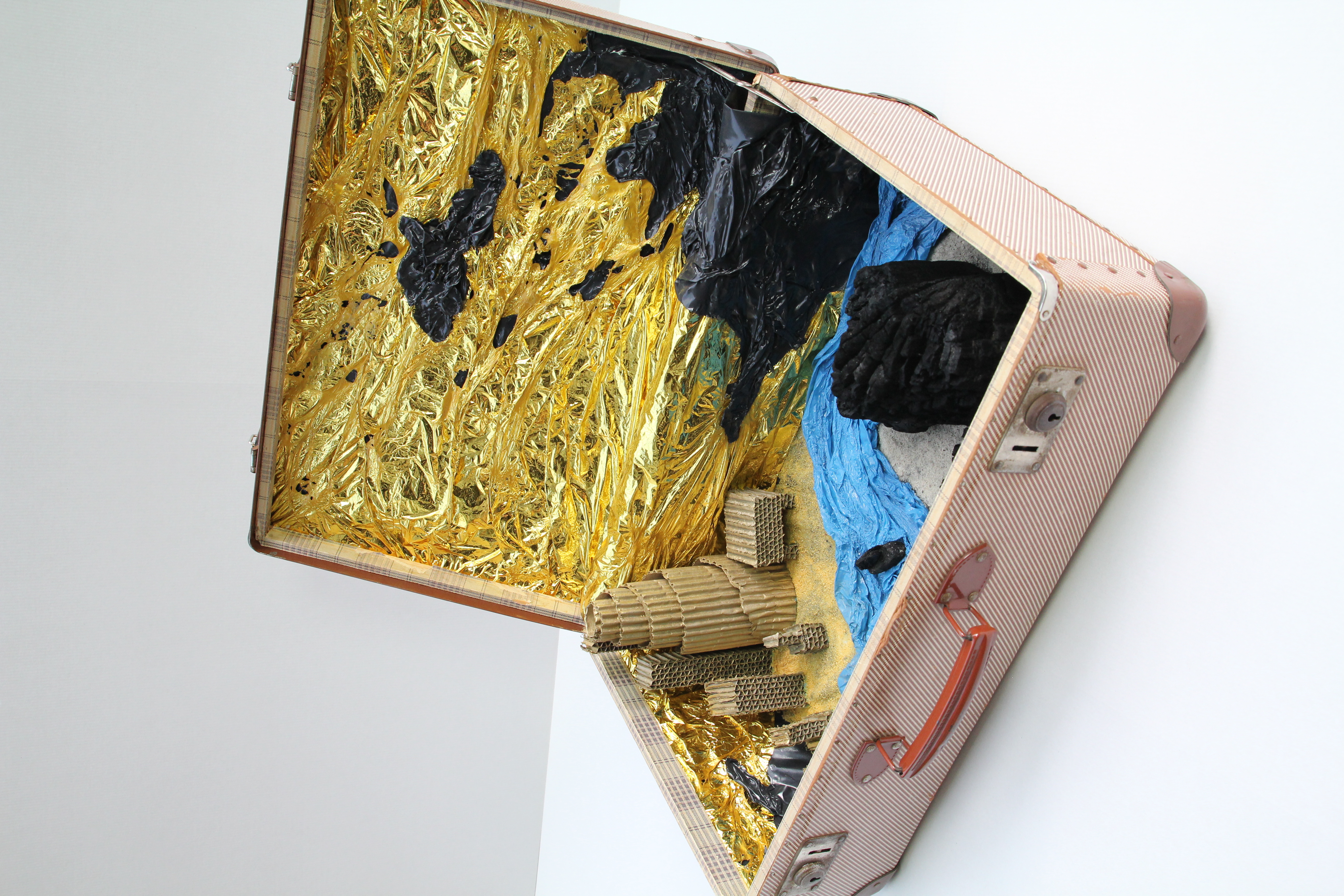 Heidrun Wettengl, One World, Mixed Material im Koffer, 52x60x46 cm, 2015